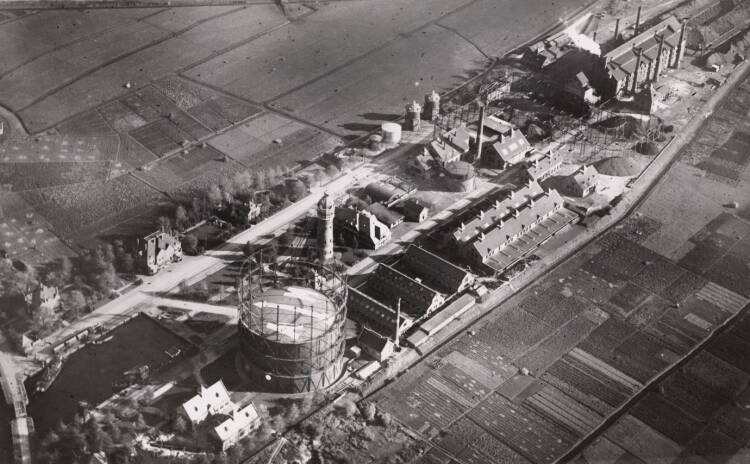 Luchtfoto van de Zuidergasfabriek, 1927. De fabriek had een haventje aan de Amstel en was verbonden met de spoorlijn Amsterdam-Utrecht.
Foto: Fototechnisch- en Cartografisch Bedrijf KLM, beeldbank Stadsarchief Amsterdam.