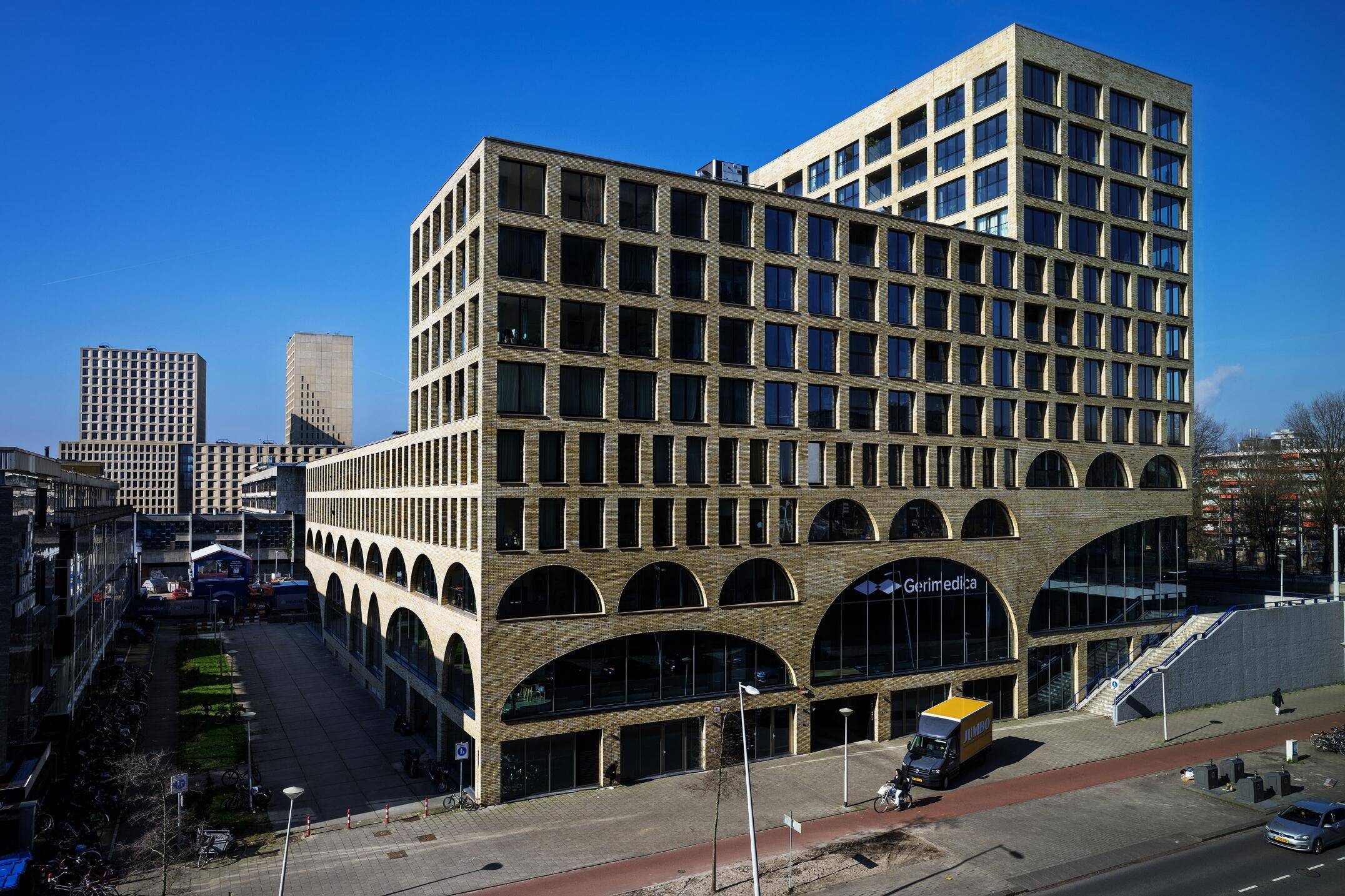 Studioninedots gaf de plint van woongebouw Westbeat een publieke ruimte zonder vooraf bepaalde functie, bedoeld als entree én als verbinder tussen bewoners, bezoekers, werknemers en ondernemers.