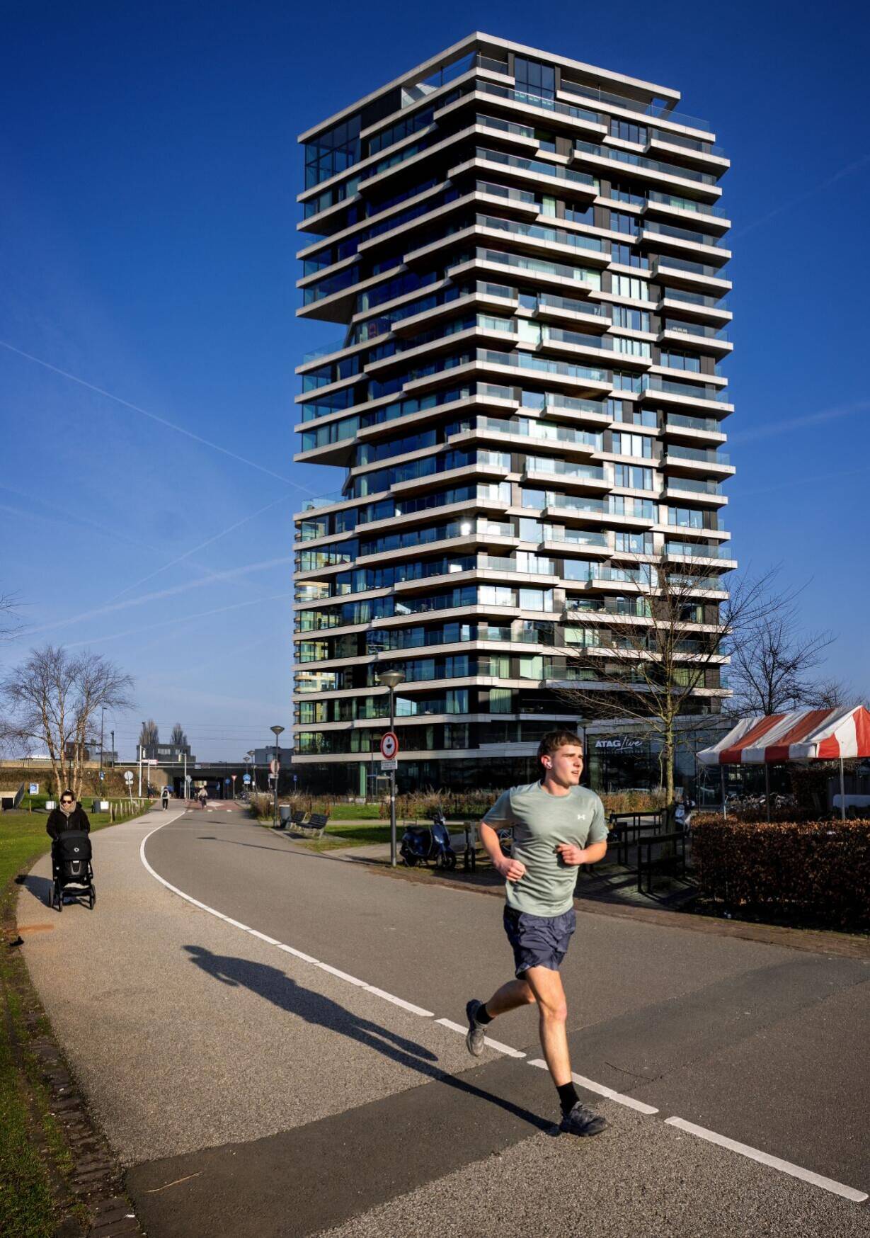 Op het gebied van duurzaamheid zijn de afgelopen tien jaar kleine stappen gezet, stelt Mooi Mokum. Woongebouw Haut (Team V Architecten, 2022) met zijn hybride houtconstructie is er een voorbeeld van.