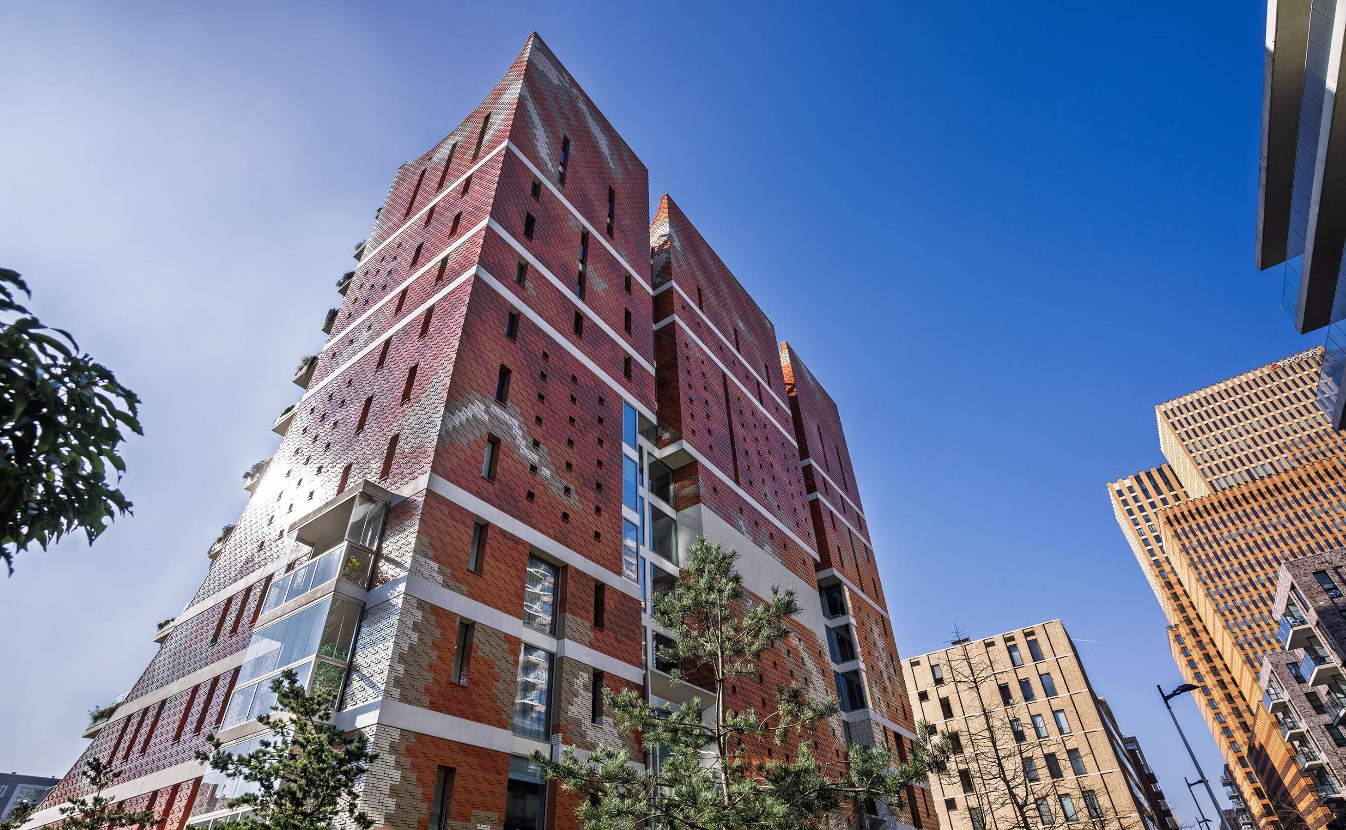 Boven: Mooi Mokum onderzocht negentien recent opgeleverde grote woongebouwen in de stad: Pontkade, Stories, Patch 22, Kavel Z1, Haut, The George, De Fiep, George & Ira, Westbeat, New West, Lab4You, Lieven, Little Manhattan, Vertical East en Floating Gardens. (Zie Op de Kaart gezet)