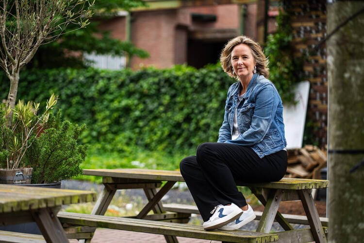 Saskia Rill zittend op een bankje