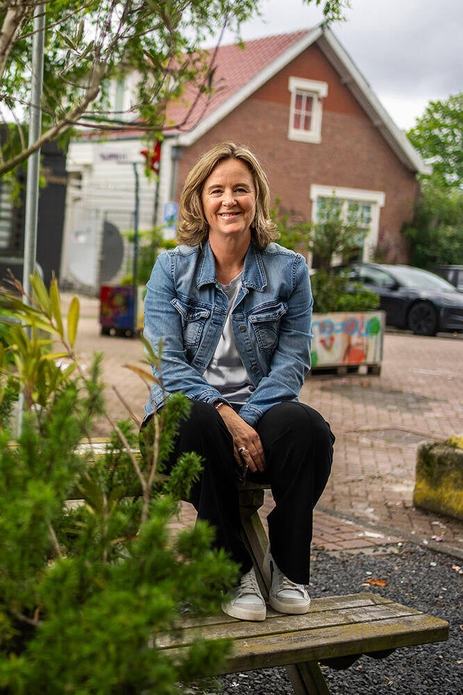 Saskia Rill zittend op een bankje