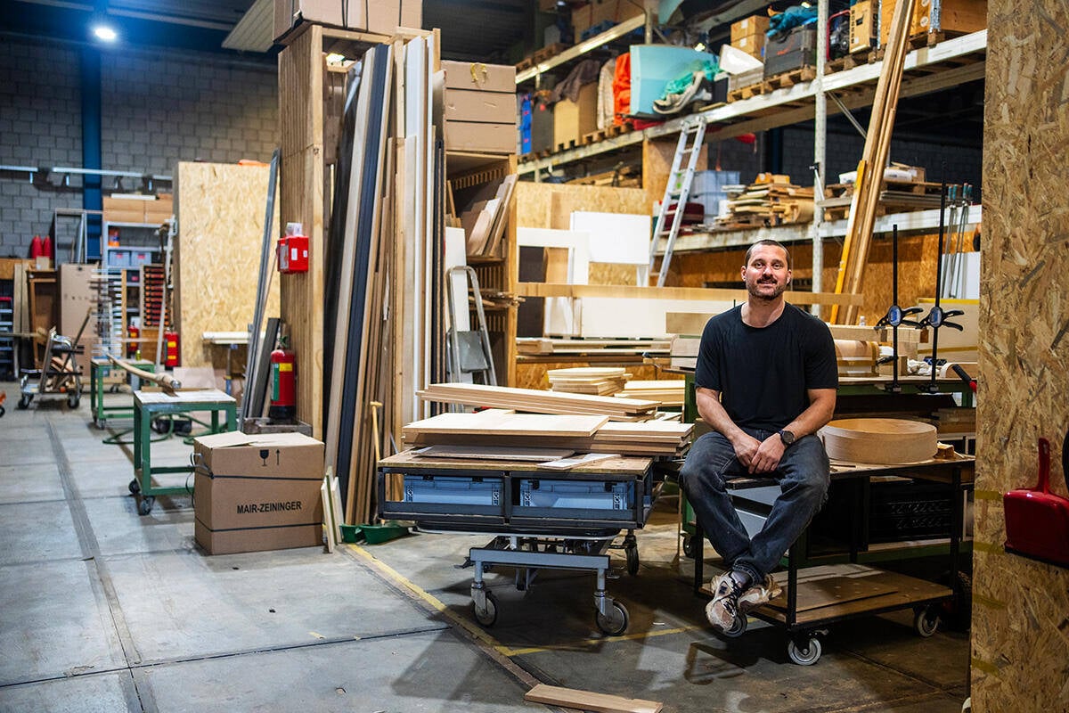 Tieme Rietveld in zijn werkplaats