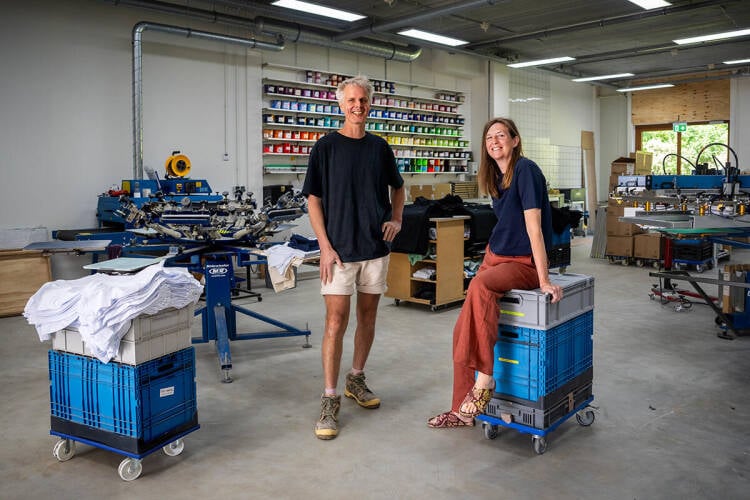 Harm Jan Timmerarends en Annelot Kamminga in hun werkplaats