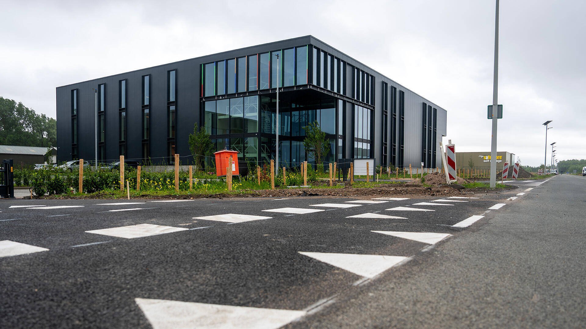 Nieuwbouw kantoor aan doorgaande weg