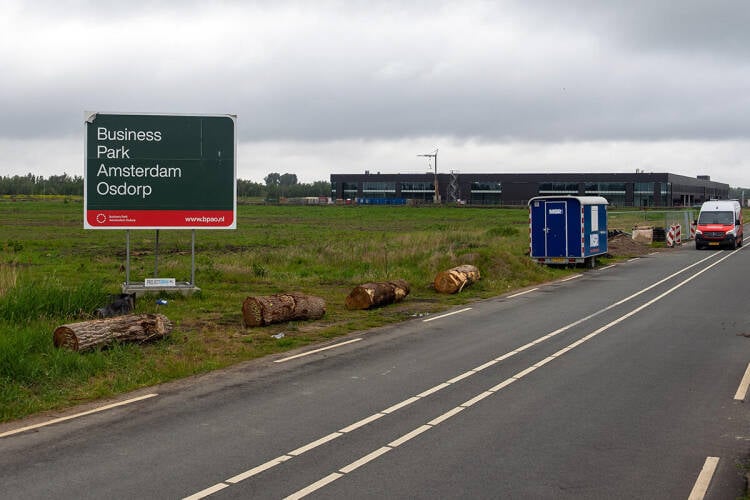 Doorgaande weg van bedrijventerrein