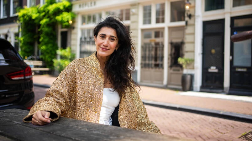 Sana van Art Walks aan een buitentafel