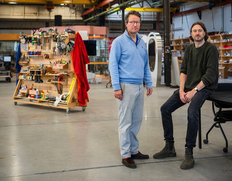 Twee mensen in de werkplaats van Vouw