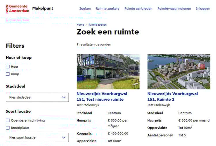 Mensen op zonnige dat aan het wandelen
