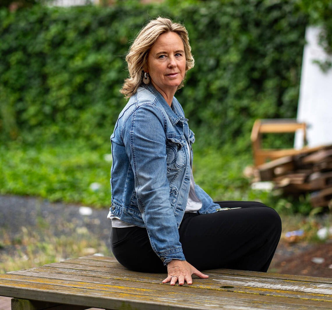 Saskia Rill zittend op een bankje