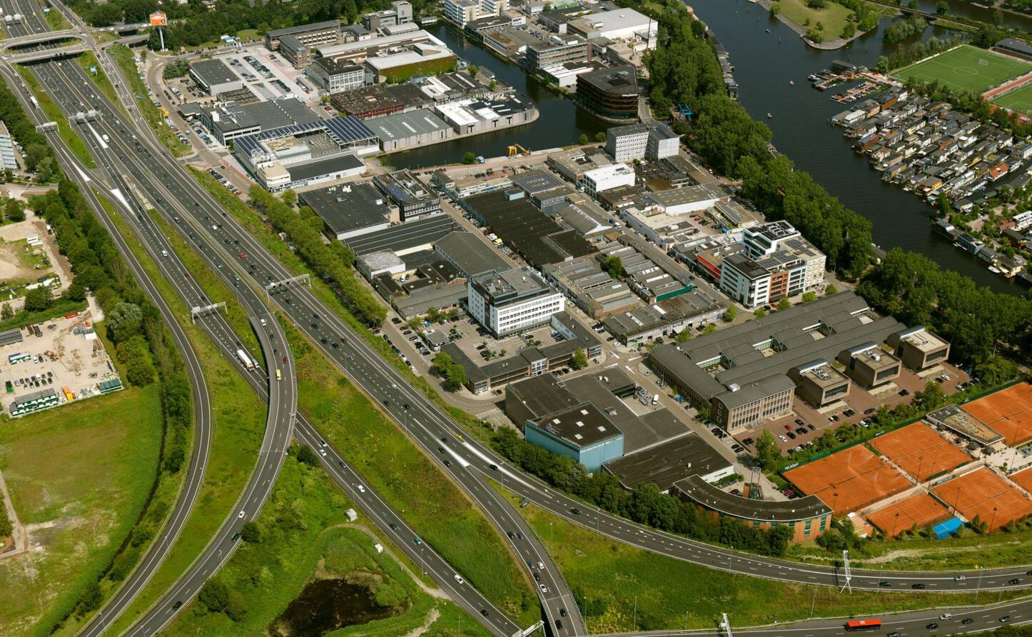 Boven: Mooi Mokum onderzocht negentien recent opgeleverde grote woongebouwen in de stad: Pontkade, Stories, Patch 22, Kavel Z1, Haut, The George, De Fiep, George & Ira, Westbeat, New West, Lab4You, Lieven, Little Manhattan, Vertical East en Floating Gardens. (Zie Op de Kaart gezet)