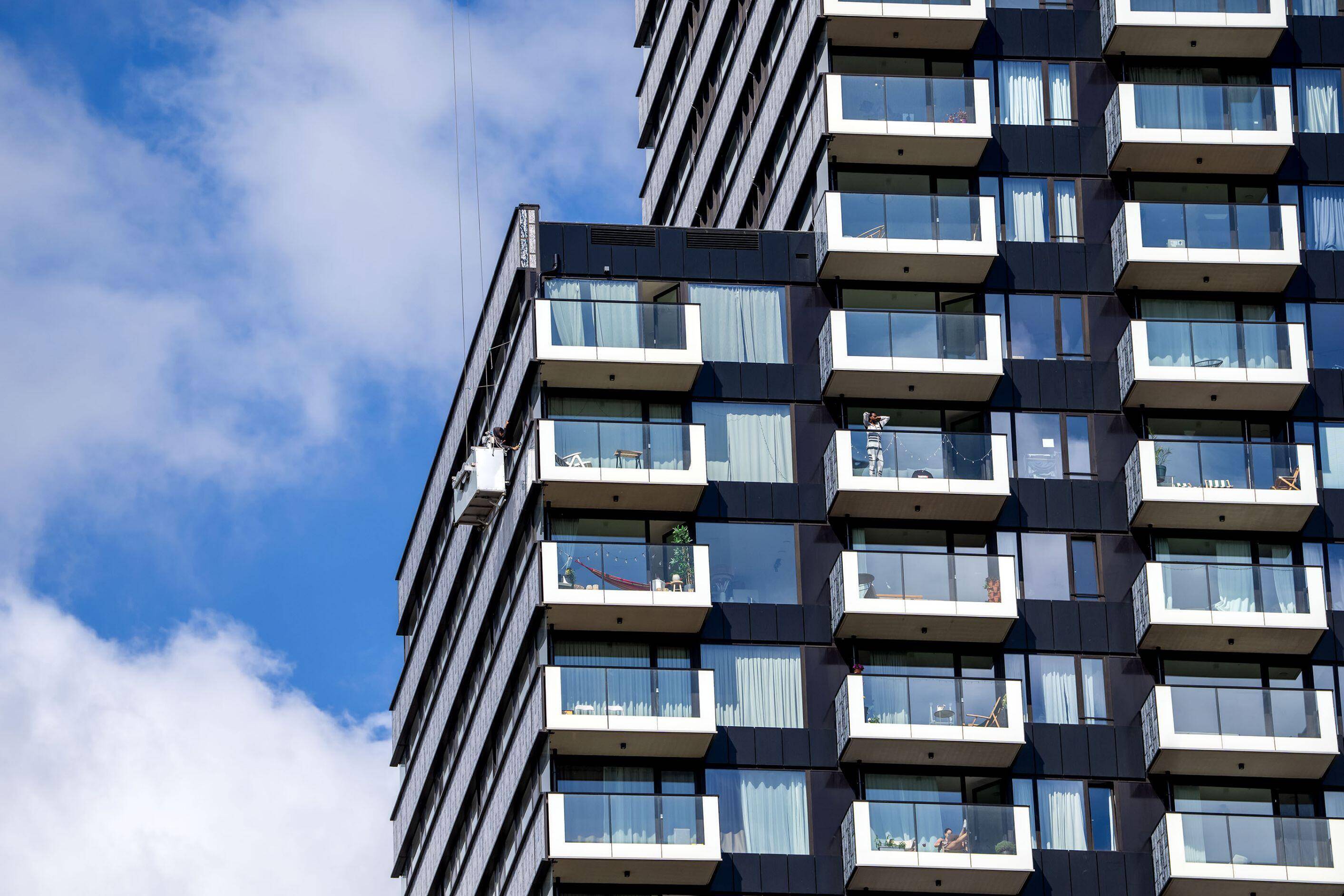Boven: In ‘Bijzonder Middelmatig’ keken Jurriën van Duijkeren en Inara Nevskaya in alle bezochte woningen naar de verhouding tussen het werkelijk en functioneel vloeroppervlak en het verkeersoppervlak, en deden hetzelfde voor de wanden. Dat mondde uit in een objectief getal dat de bruikbaarheid van het compacte stadsappartement uitdrukt.