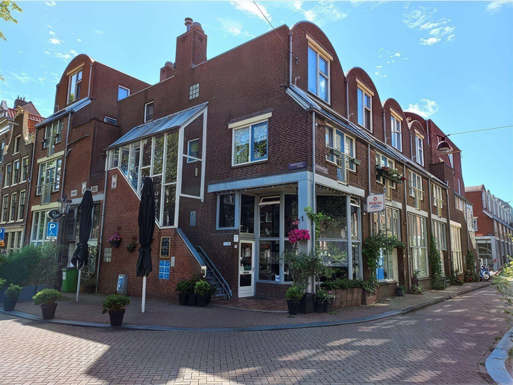 Zwart-wit foto. Jan Voermanstraat e.o., Overtoomseveld 1960. Achterzijde portieketagebouwblokken naar ontwerp van architect Th. J Lammers