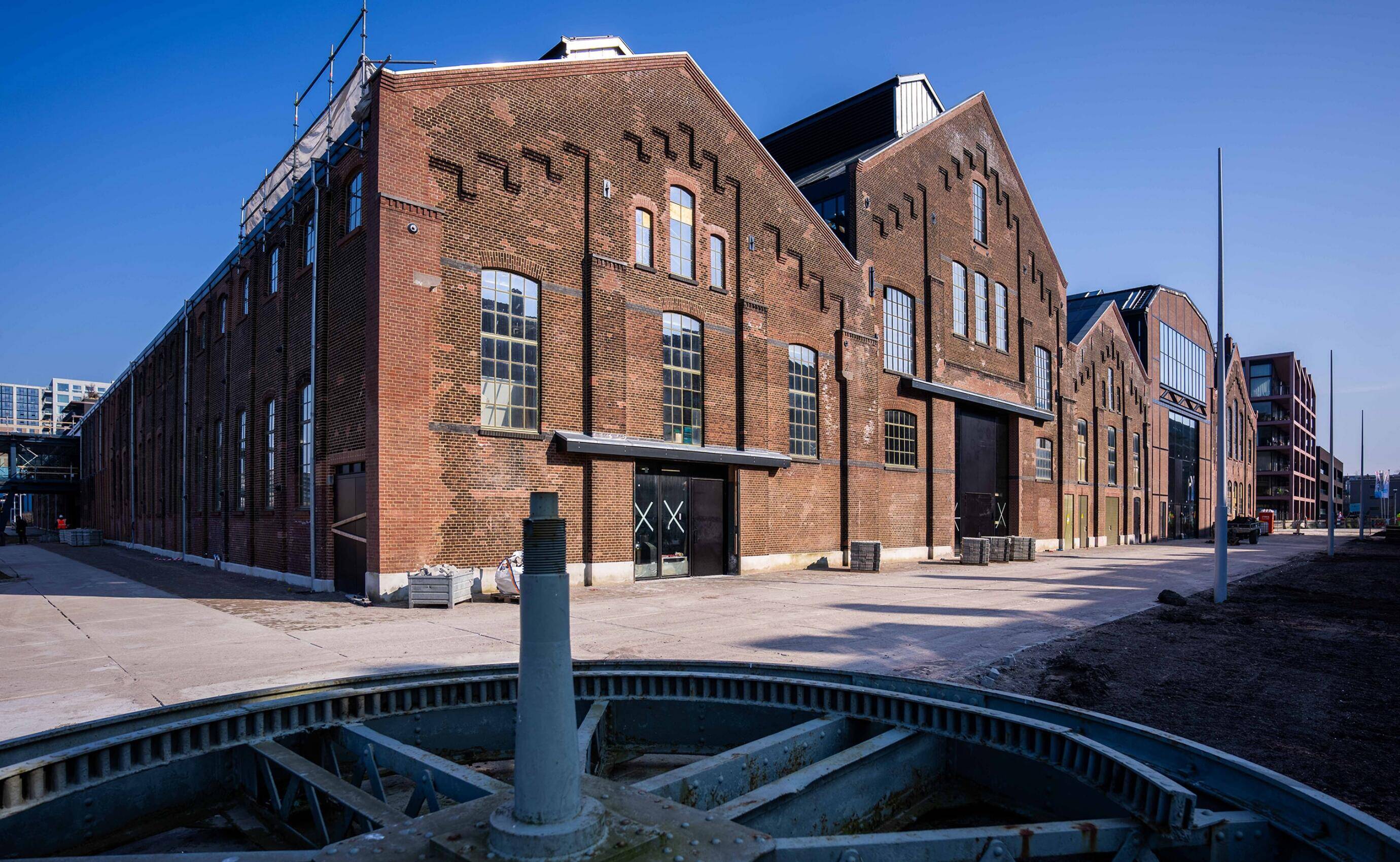 Elektriciteitshuisje in Amsterdam, mensen wandelen voorbij