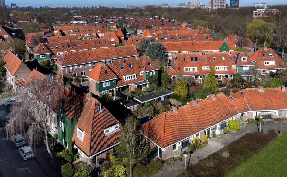 Boven: Mooi Mokum onderzocht negentien recent opgeleverde grote woongebouwen in de stad: Pontkade, Stories, Patch 22, Kavel Z1, Haut, The George, De Fiep, George & Ira, Westbeat, New West, Lab4You, Lieven, Little Manhattan, Vertical East en Floating Gardens. (Zie Op de Kaart gezet)