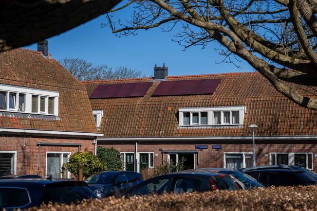 De donkerrode panelen die in het kader van de collectieve actie met ruimere richtlijnen, zijn gerealiseerd.