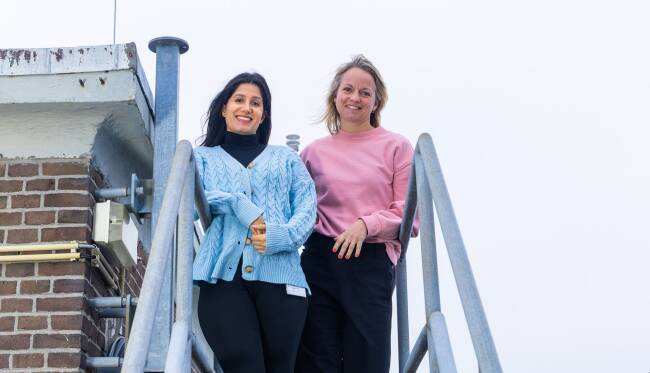 portret van Baeda Al Zamily en Annette ten Doeschate staand op een trap