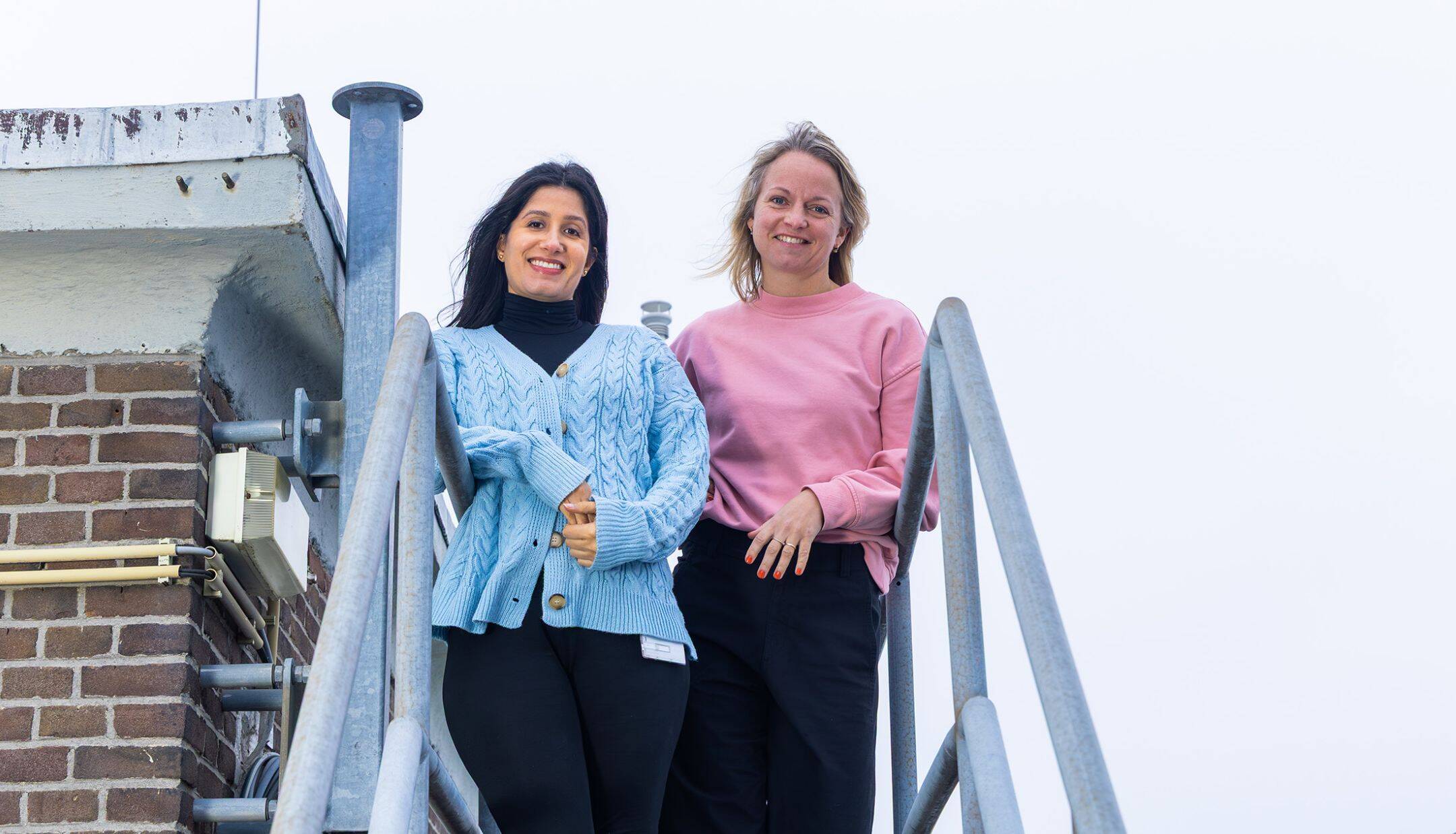 portret van Baeda Al Zamily en Annette ten Doeschate staand op een trap