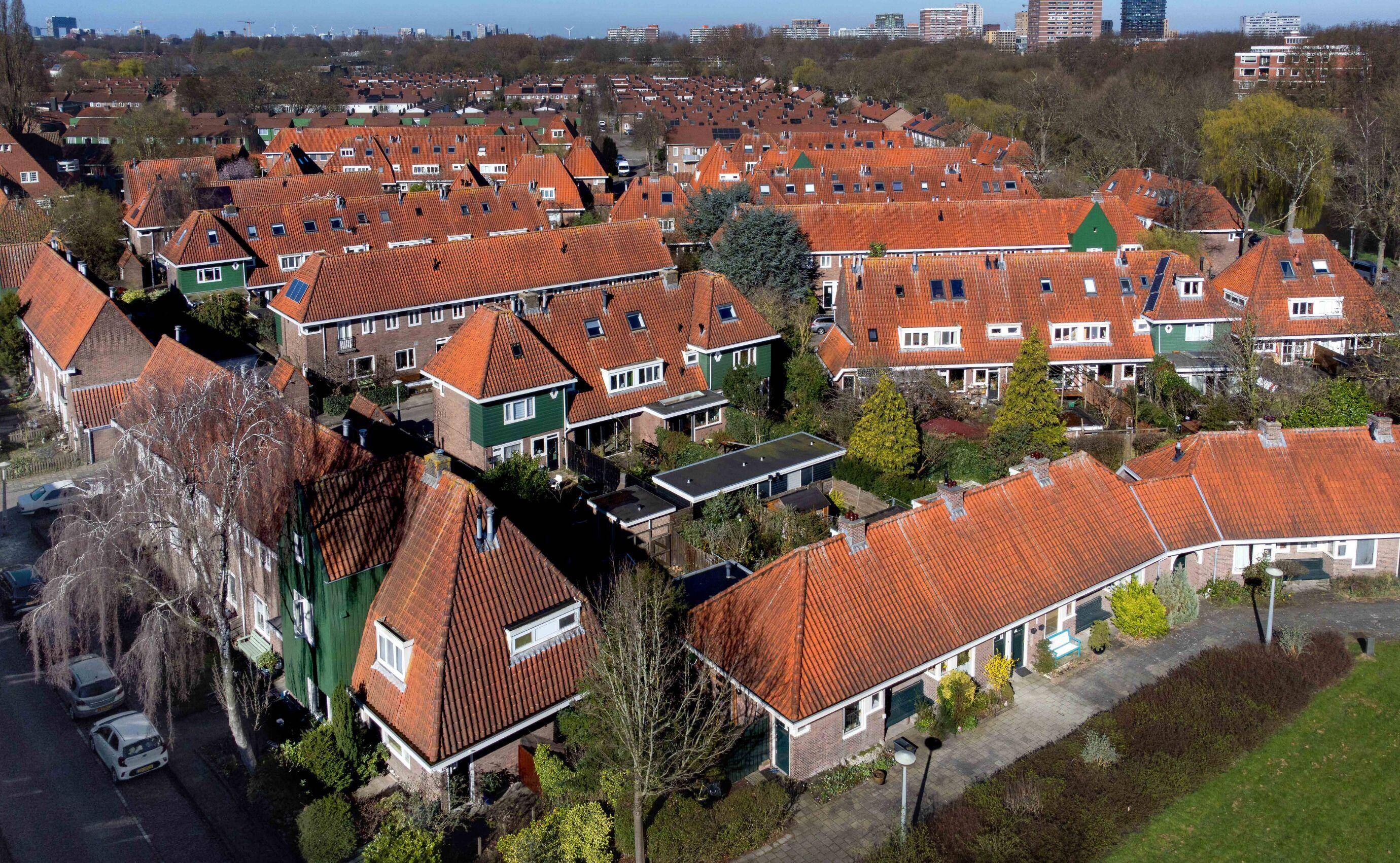 Boven: Mooi Mokum onderzocht negentien recent opgeleverde grote woongebouwen in de stad: Pontkade, Stories, Patch 22, Kavel Z1, Haut, The George, De Fiep, George & Ira, Westbeat, New West, Lab4You, Lieven, Little Manhattan, Vertical East en Floating Gardens. (Zie Op de Kaart gezet)