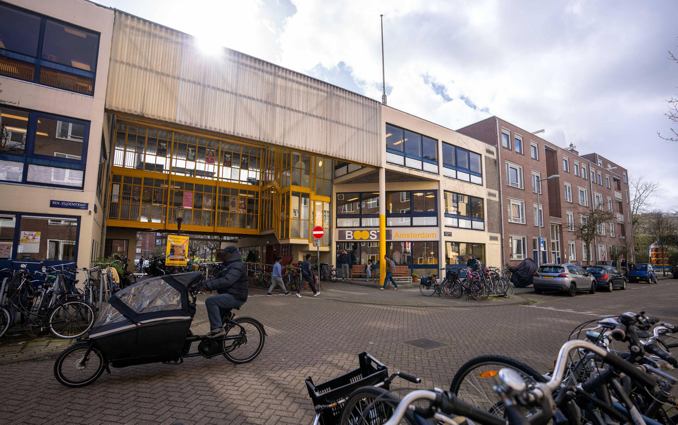 Boven: In &lsquo;Bijzonder Middelmatig&rsquo; keken Jurri&euml;n van Duijkeren en Inara Nevskaya in alle bezochte woningen naar de verhouding tussen het werkelijk en functioneel vloeroppervlak en het verkeersoppervlak, en deden hetzelfde voor de wanden. Dat mondde uit in een objectief getal dat de bruikbaarheid van het compacte stadsappartement uitdrukt.