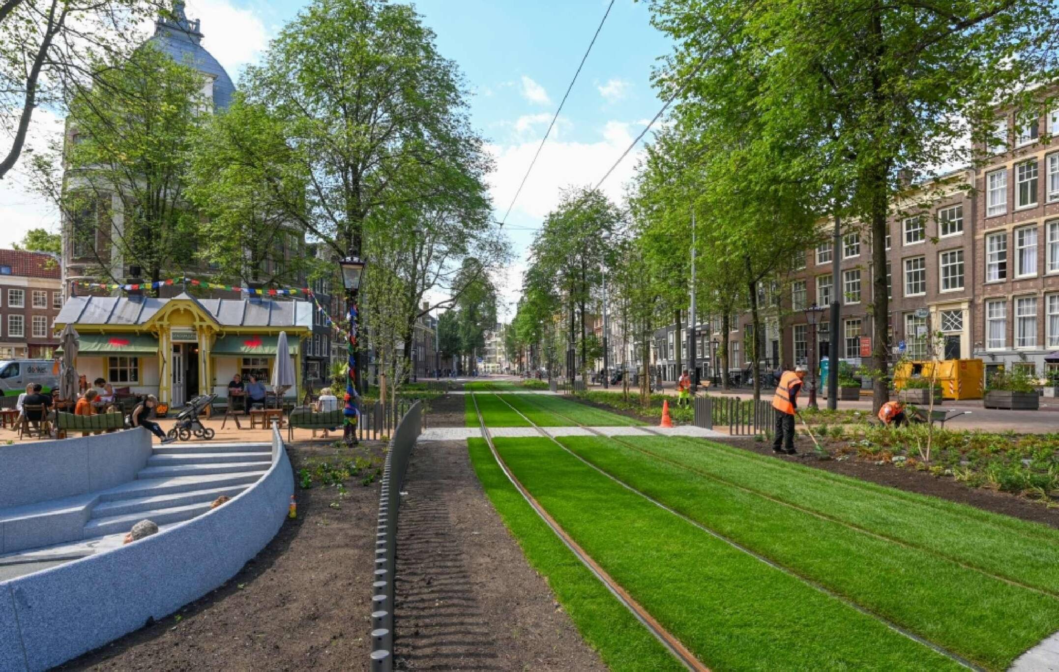 Het Postzegelparkje op de Nieuwezijds Voorburgwal, ontstaan uit een samenwerking tussen diverse gemeentelijke directies en met omwonenden.