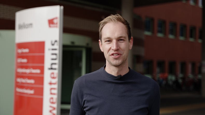 Hoofdbeeld thema 2 'Corona en andere infectieziekten' met Triston Berkenbosch.