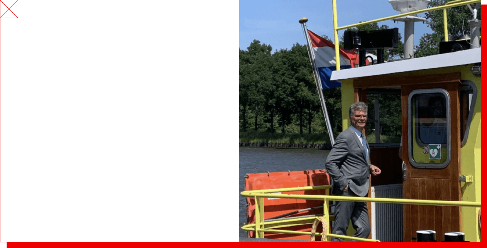De commissaris aan boord van een schip tijdens zijn boottocht over het Amsterdam-Rijnkanaal