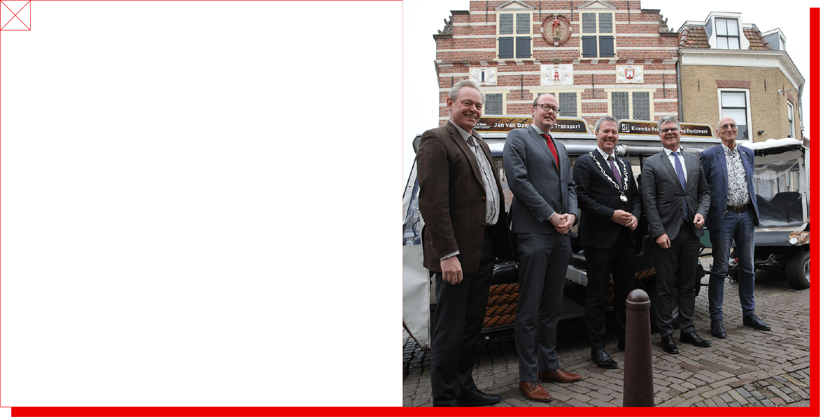 Groepsfoto van de commissaris met onder andere de burgemeester van Oudewater in het historische centrum