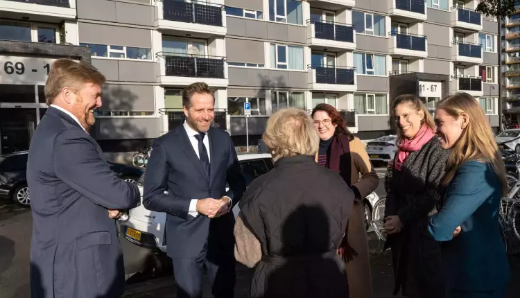 Foto van het bezoek van Willem-Alexander aan Utrecht, waar hij zich liet informeren over de buurtaanpak aardgasvrij.