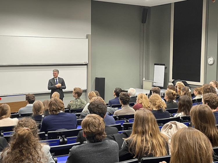 Op 4 december vertelde ik op uitnodiging van de Juridische Studenten Vereniging Utrecht hoe interessant een carrière in het openbaar bestuur is