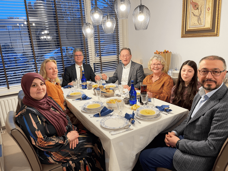 Iftar bij gezin van Necibe Cetinas in Zeist