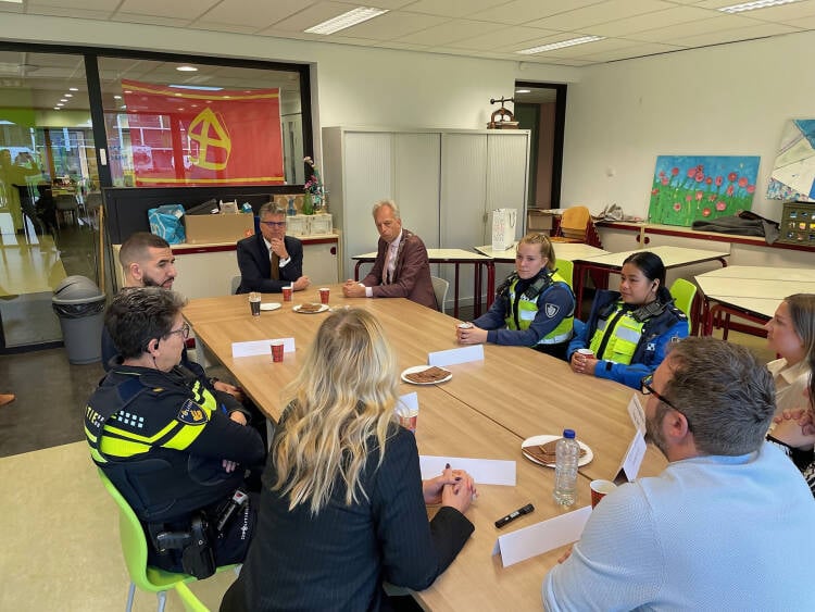 Anjo Travaille (PvdD) biedt Toekomst-stoel aan: een zetel van jongeren en de toekomstige generaties. 
Foto: Almicheal Fraay