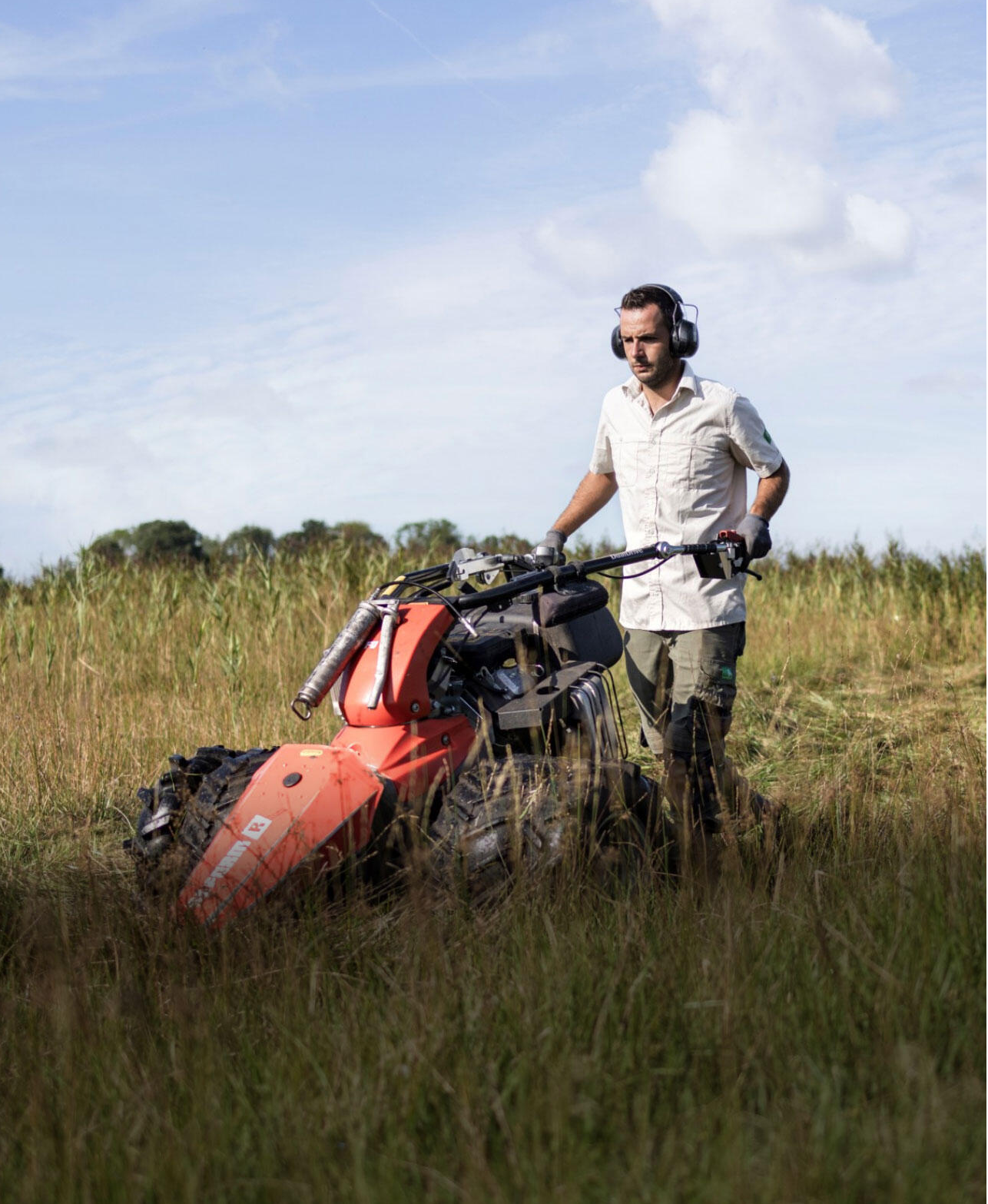 Man met maaimachine in het veld