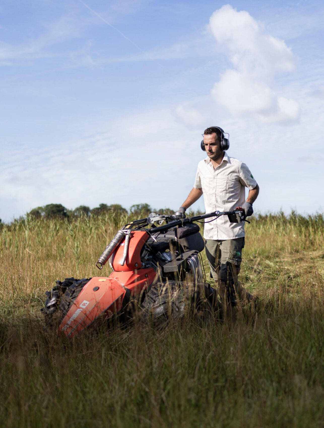 Man met maaimachine in het veld