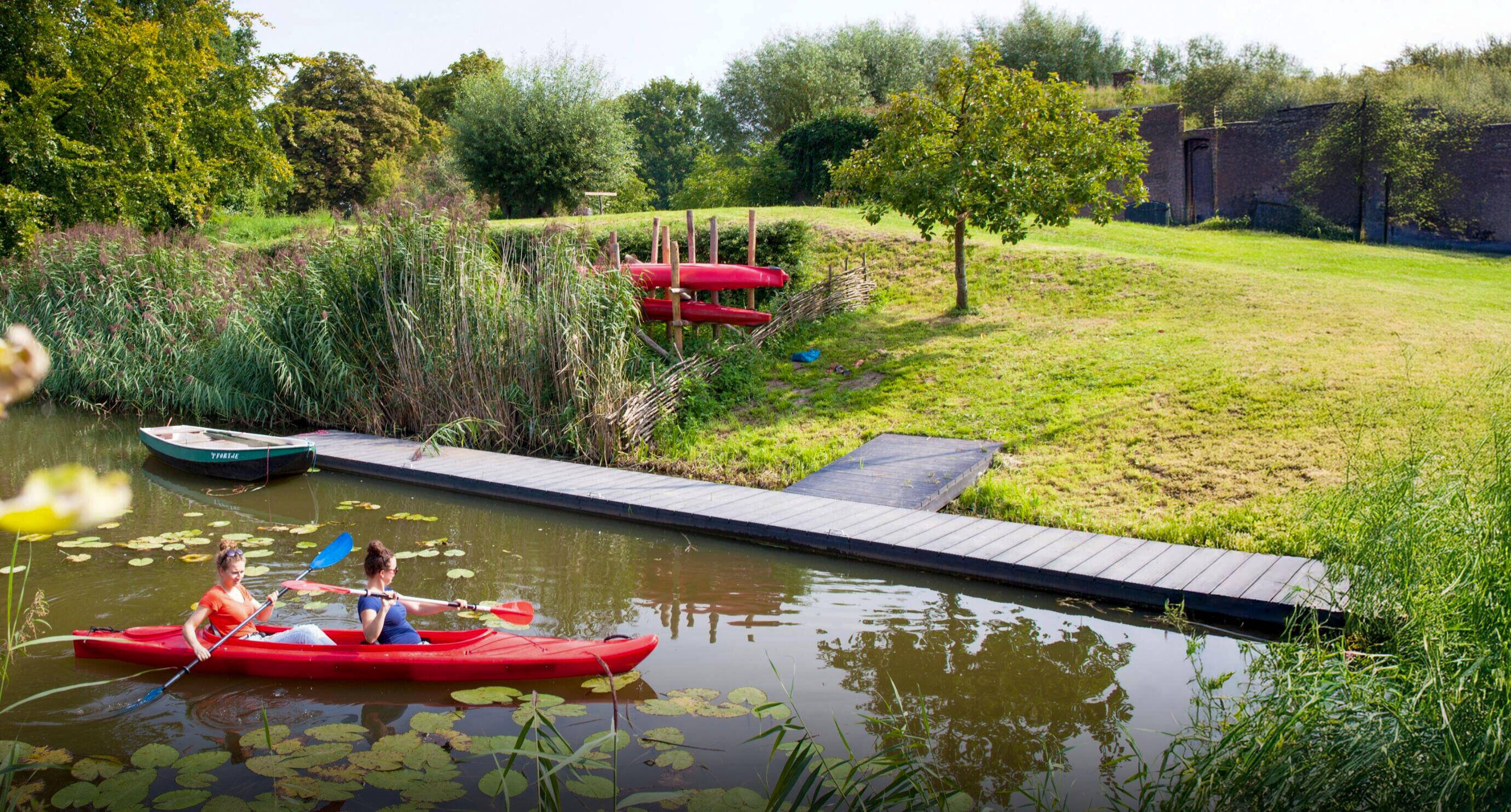 Kanoërs in een vaart. In de natuur kunnen we ontspannen.