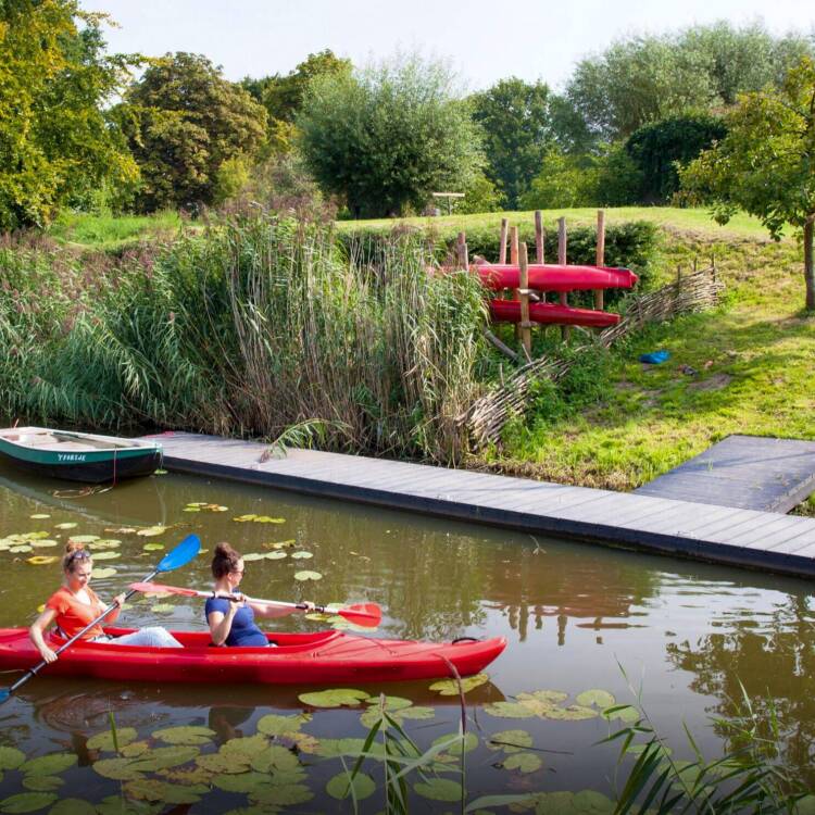 Kanoërs in een vaart. In de natuur kunnen we ontspannen.