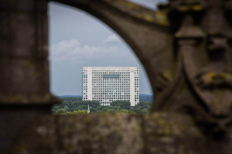Het provinciehuis, gezien vanaf de Domkerk.