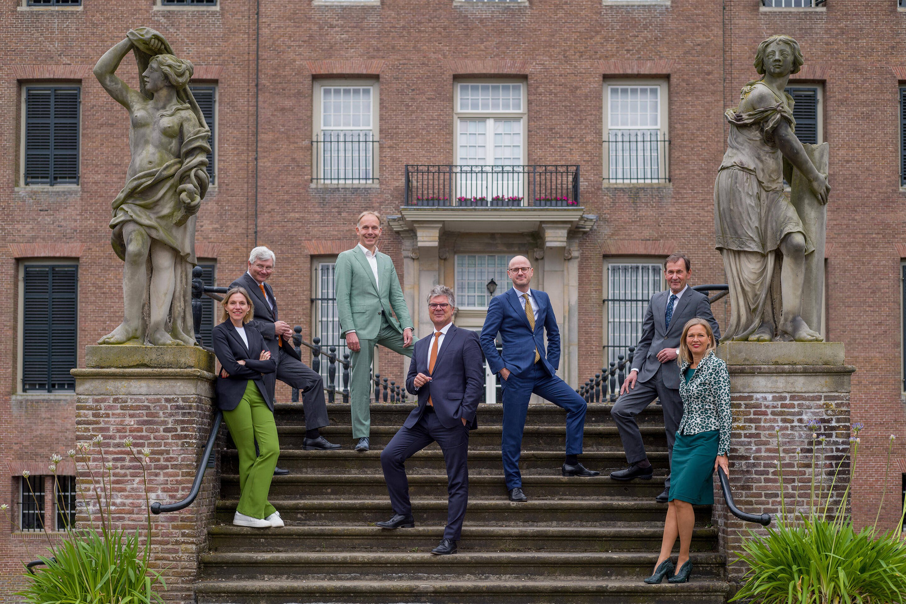 Het college van Gedeputeerde Staten bij Kasteel Amerongen. vlnr: Mirjam Sterk, André van Schie, Huib van Essen, Hans Oosters, Has Bakker, Rob van Muilekom, Anneke Knol-van Leeuwen