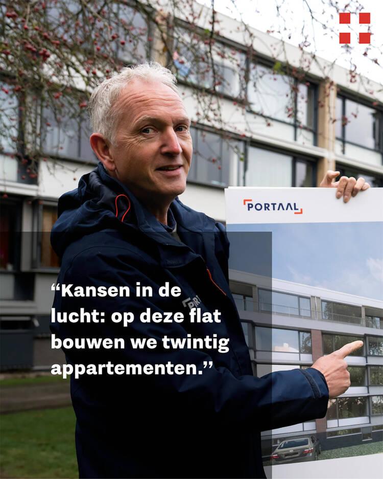 Projectmanager Gert van den Brink (Portaal) heeft een tekening in zijn handen waarop een extra verdieping aan het gebouw is toegevoegd.