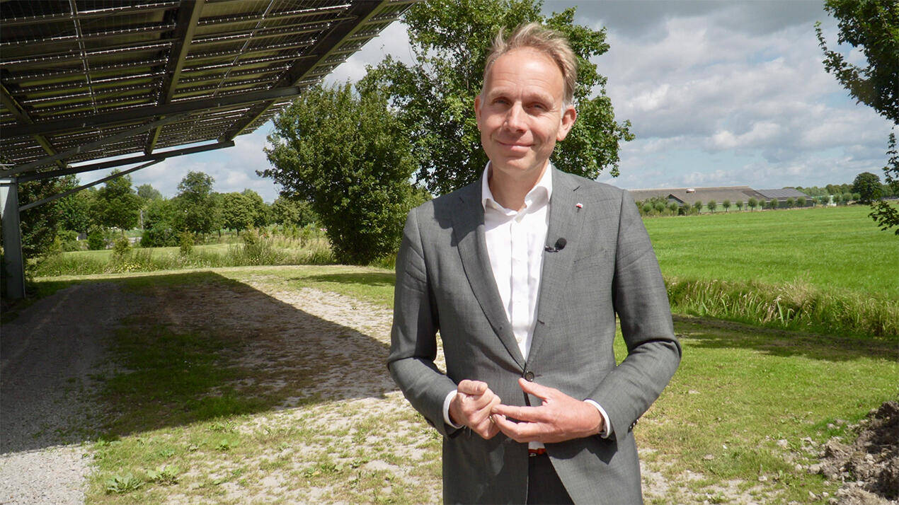 Gedeputeerde Huib van Essen op werkbezoek in Schalkwijk bij een ‘Solar Carport’.