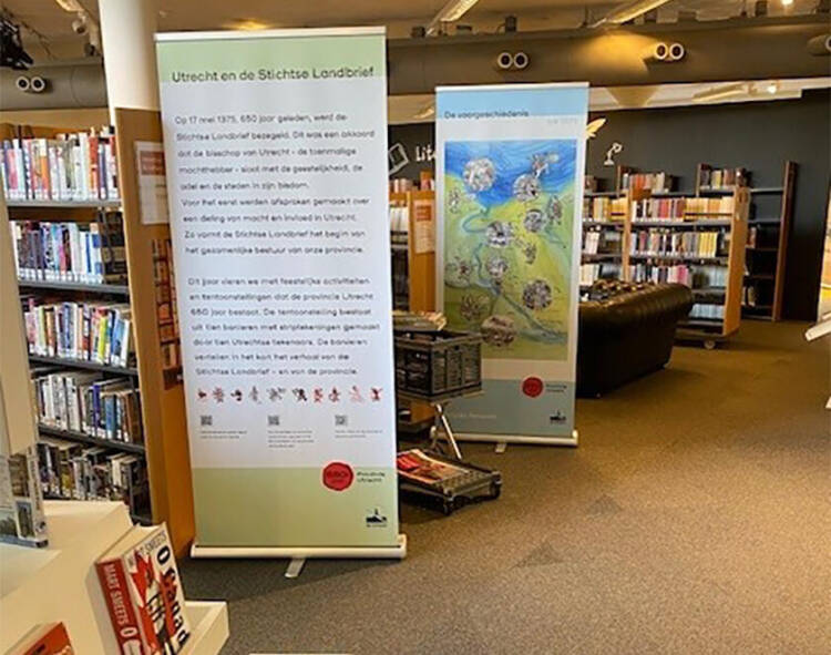 Bibliotheek in Zeist, met banners voor de viering 650 jaar Provincie Utrecht.