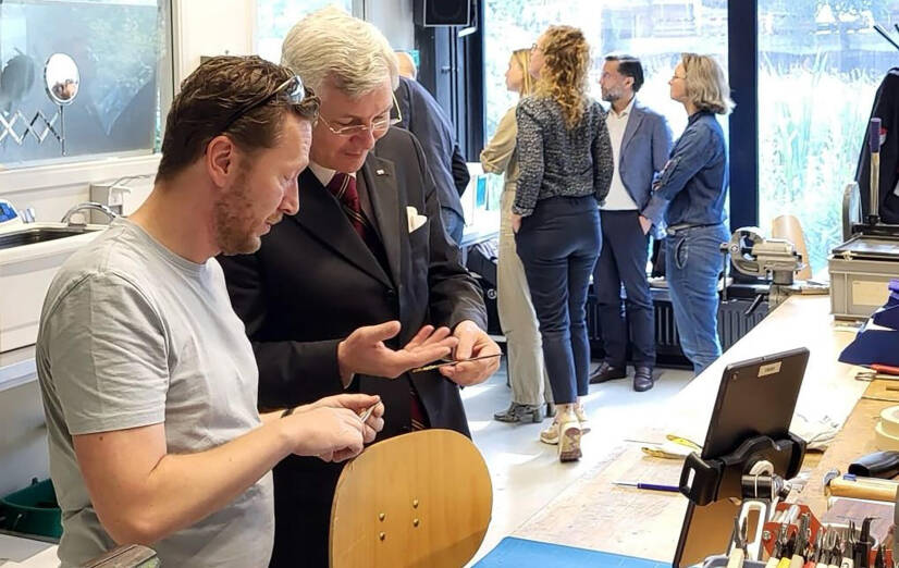 Gedeputeerde André van Schie op werkbezoek bij bedrijf in Utrecht.