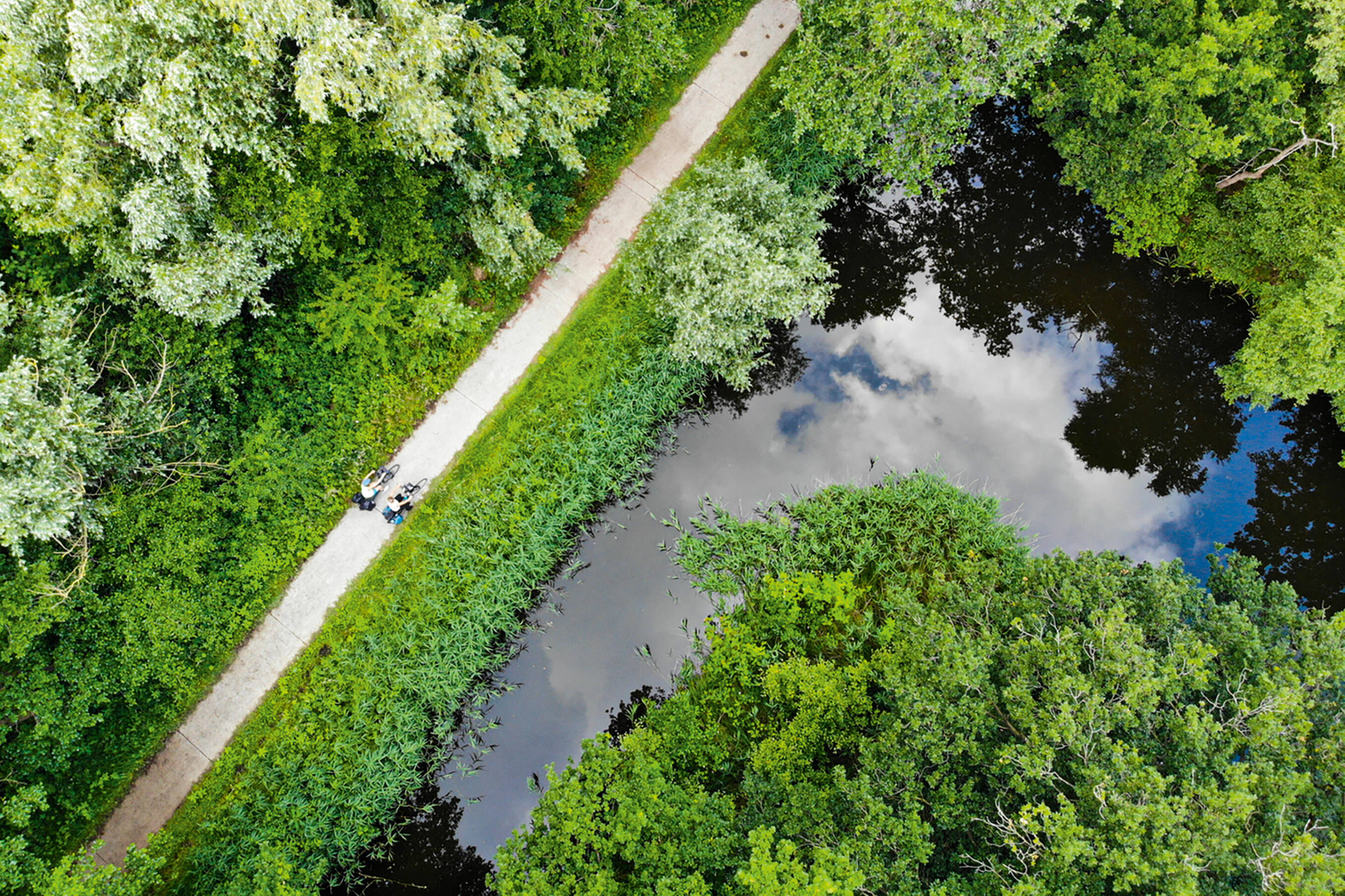 Kanoërs in een vaart. In de natuur kunnen we ontspannen.