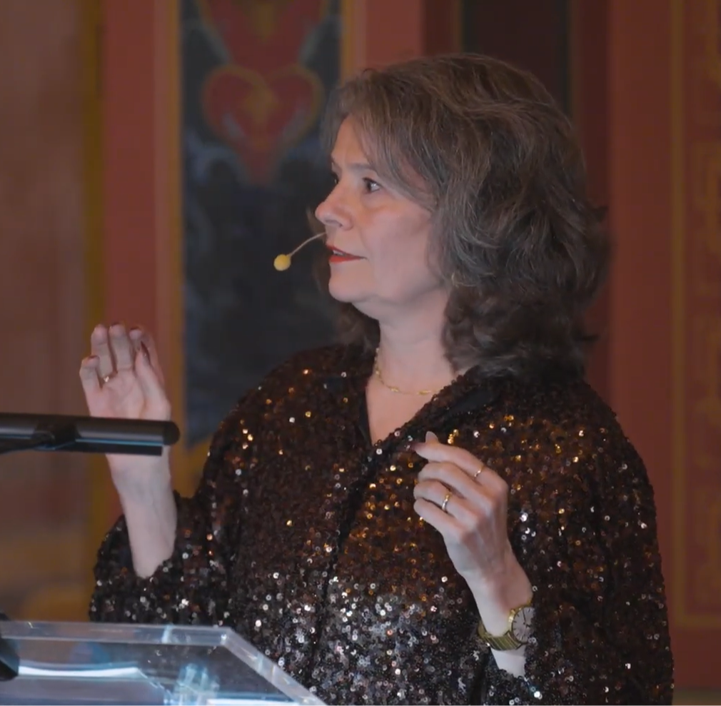 De voorzitter vertrouwenscom-missie van de gemeenteraad van Zeist biedt mij de profiel-schets voor de nieuwe burge-meester aan