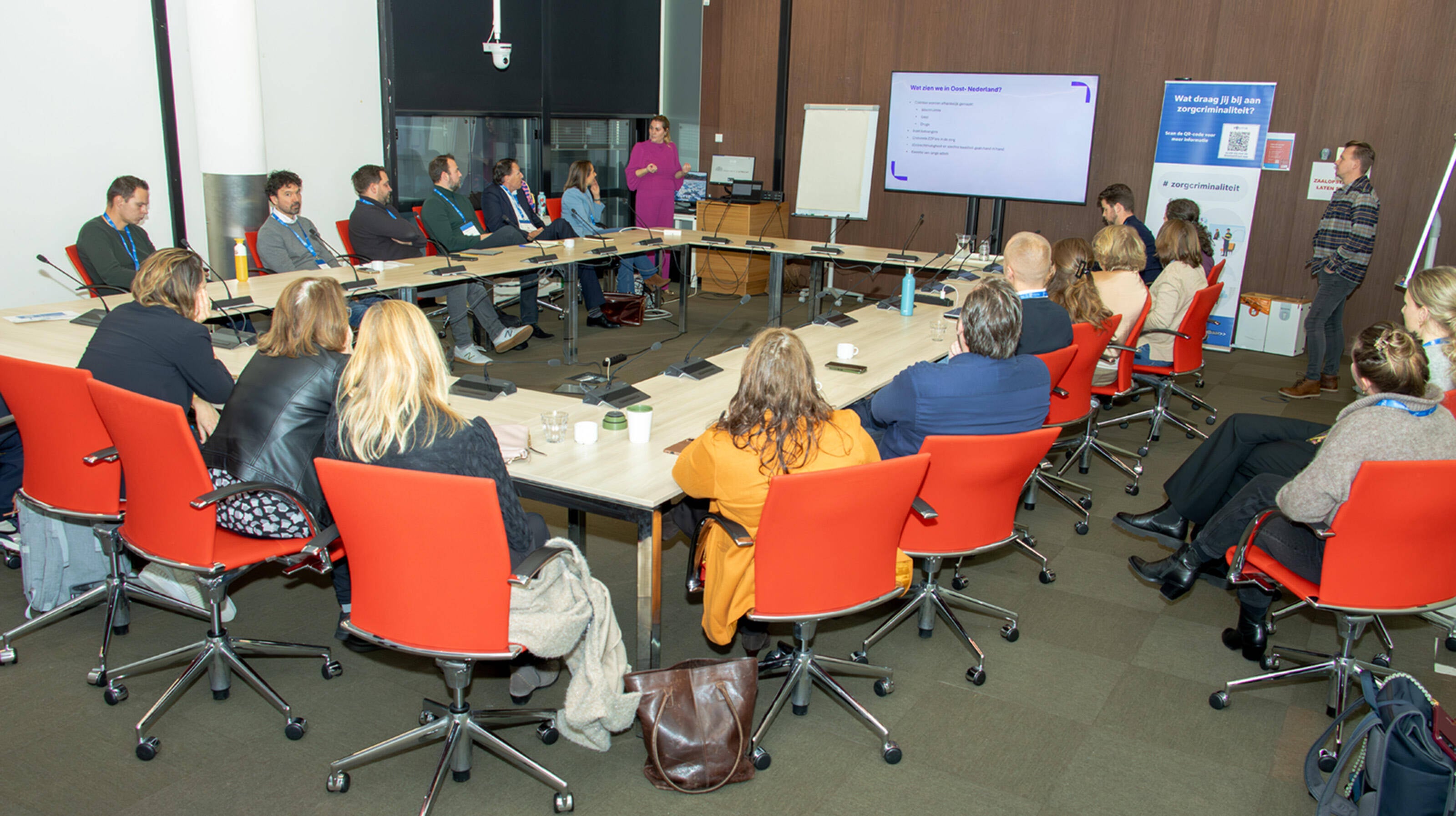 Met burgemeester Van Benthem van Eemnes opende ik een opvang-locatie voor Oekra&iuml;ense vluchtelingen. In de nieuwe wijk zijn ook acht tiny houses voor starters geplaatst.