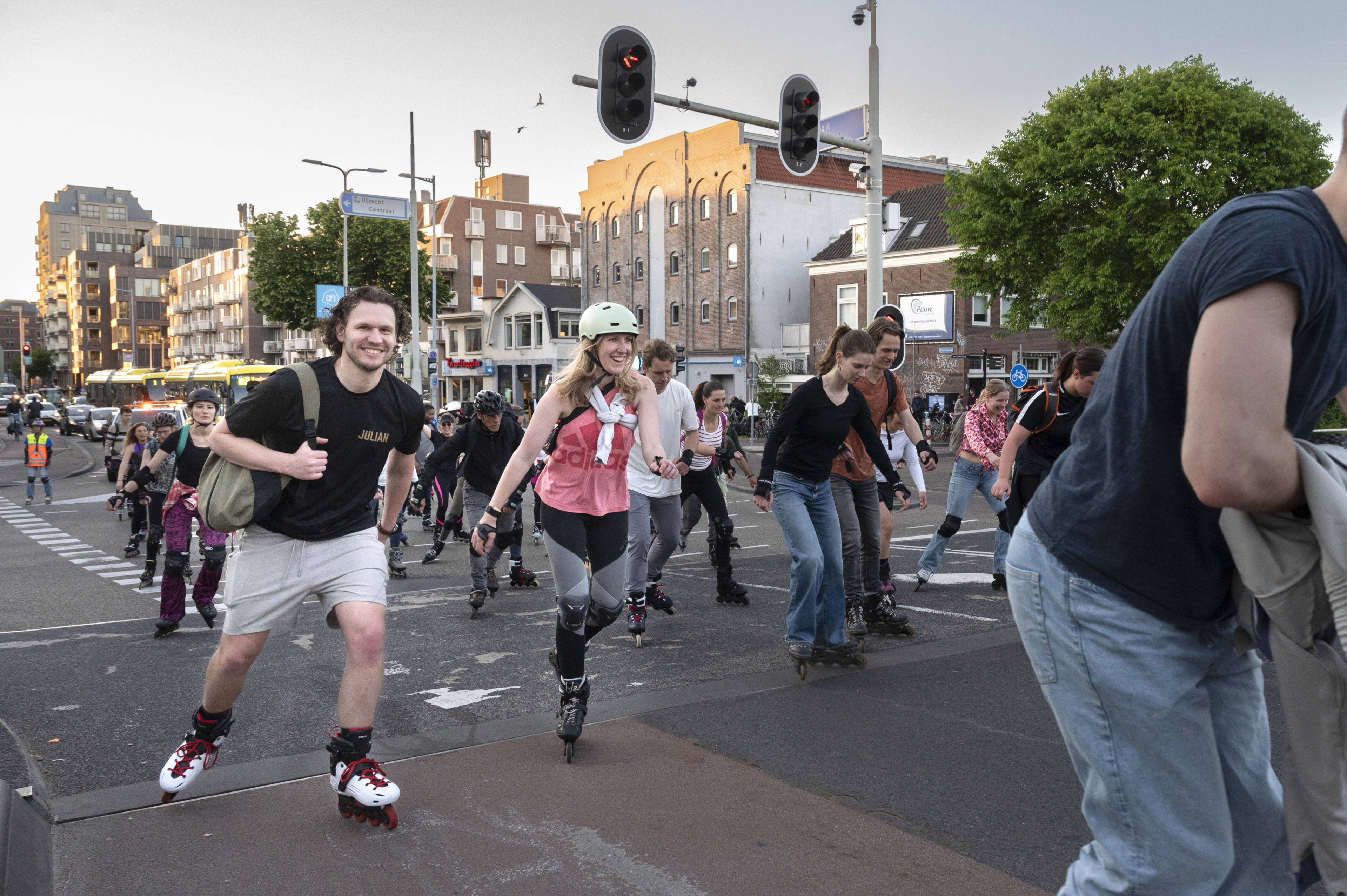 Voetgangers steken een regenboogzebrapad over in Utrecht.