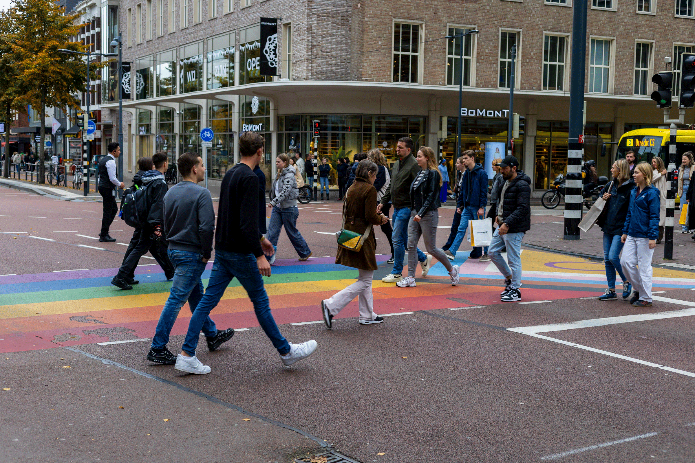 Groep deelnemers van de Utrecht Skate Parade die door een afgezet kruispunt rijden.