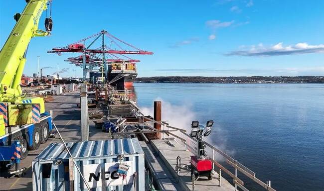 Arbete med spont p&aring;g&aring;r vid Skandiahamnen.