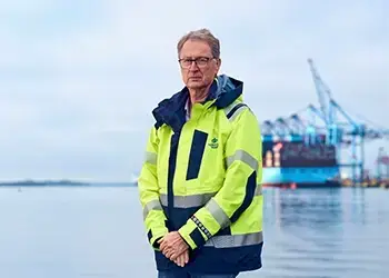 Arbete med spont p&aring;g&aring;r vid Skandiahamnen.