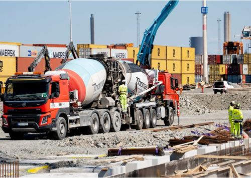 Arbete med spont p&aring;g&aring;r vid Skandiahamnen.